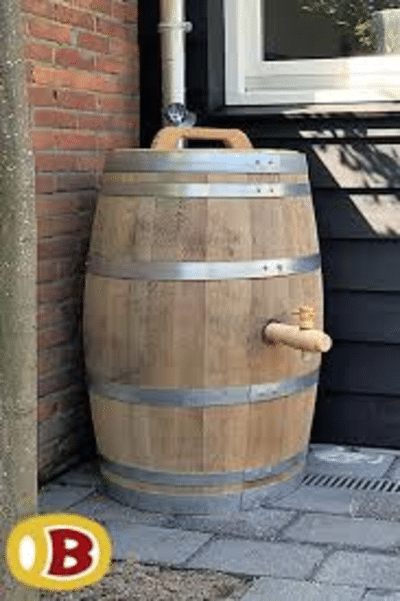 Kom de droge zomers door via een regenton van hout